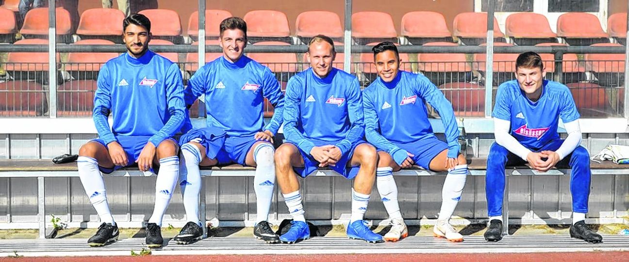 Emre Göcer (von links), Pablo Perez, Alex Aleman Solis und Alexander Bachmann sind froh und stolz den lange verletzten VfL-Kapitän Daniel Kniesel wieder in ihrer Mitte begrüßen zu können. Bild: Zvizdiç