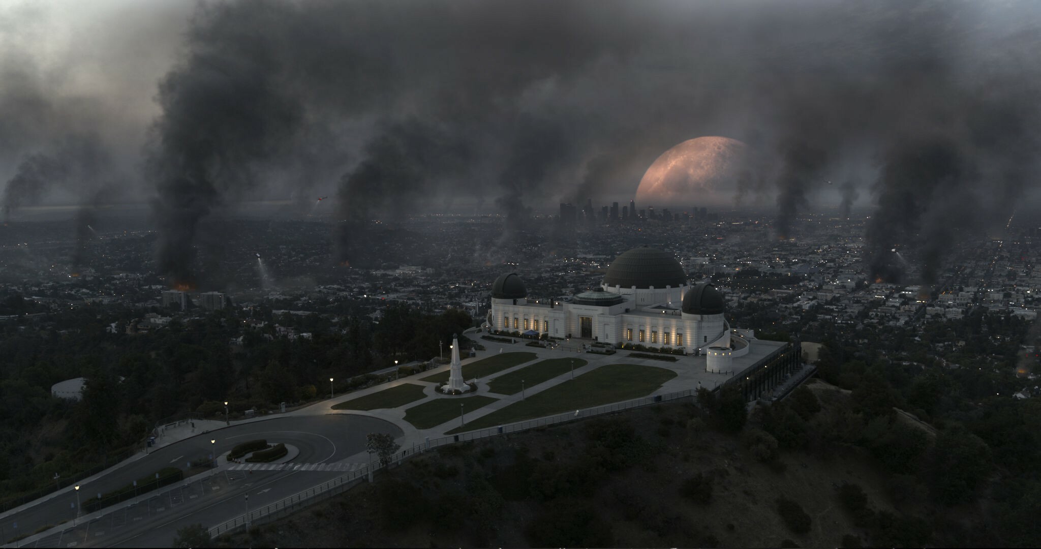 Ein Szenenbild aus dem neuen Blockbuster "Moonfall": Der aus seiner Umlaufbahn geratene Mond ist bedrohlich nahe an der bereits erschütterten Erde. Bild: Leonine Studios/z