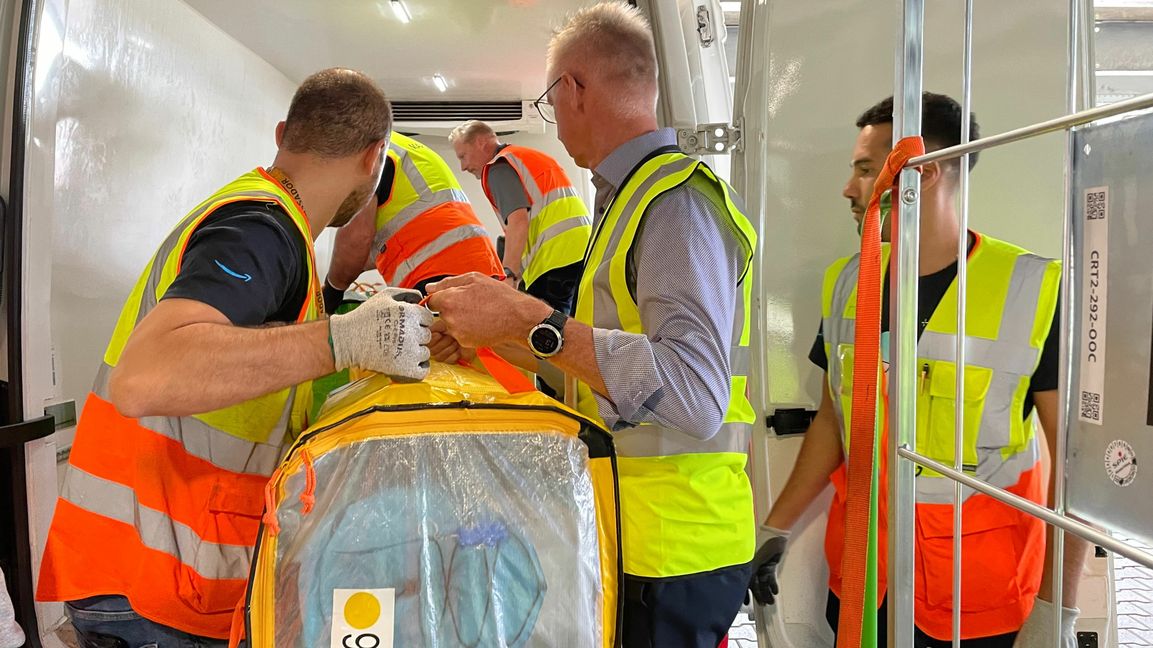Ab in den Lieferwagen: Die fertig gepackten Schul-Rucksäcke werden verladen.  Bild: Amazon