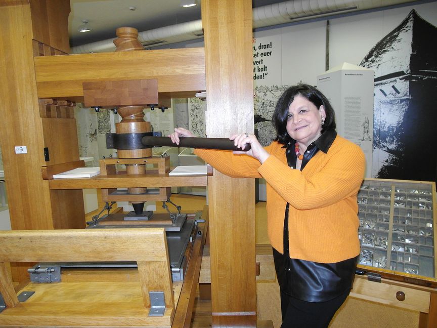 Cornelia Wenzel und die Druckerpresse, die  Maschine der Freiheit. Bild: Staber