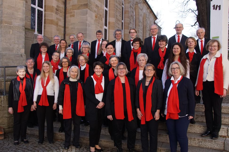 Jubiläumsfoto vor der Laurentiuskirche: Den Kirchenchor Schönaich gibt es seit 100 Jahren. Bild: Dettenmeyer
