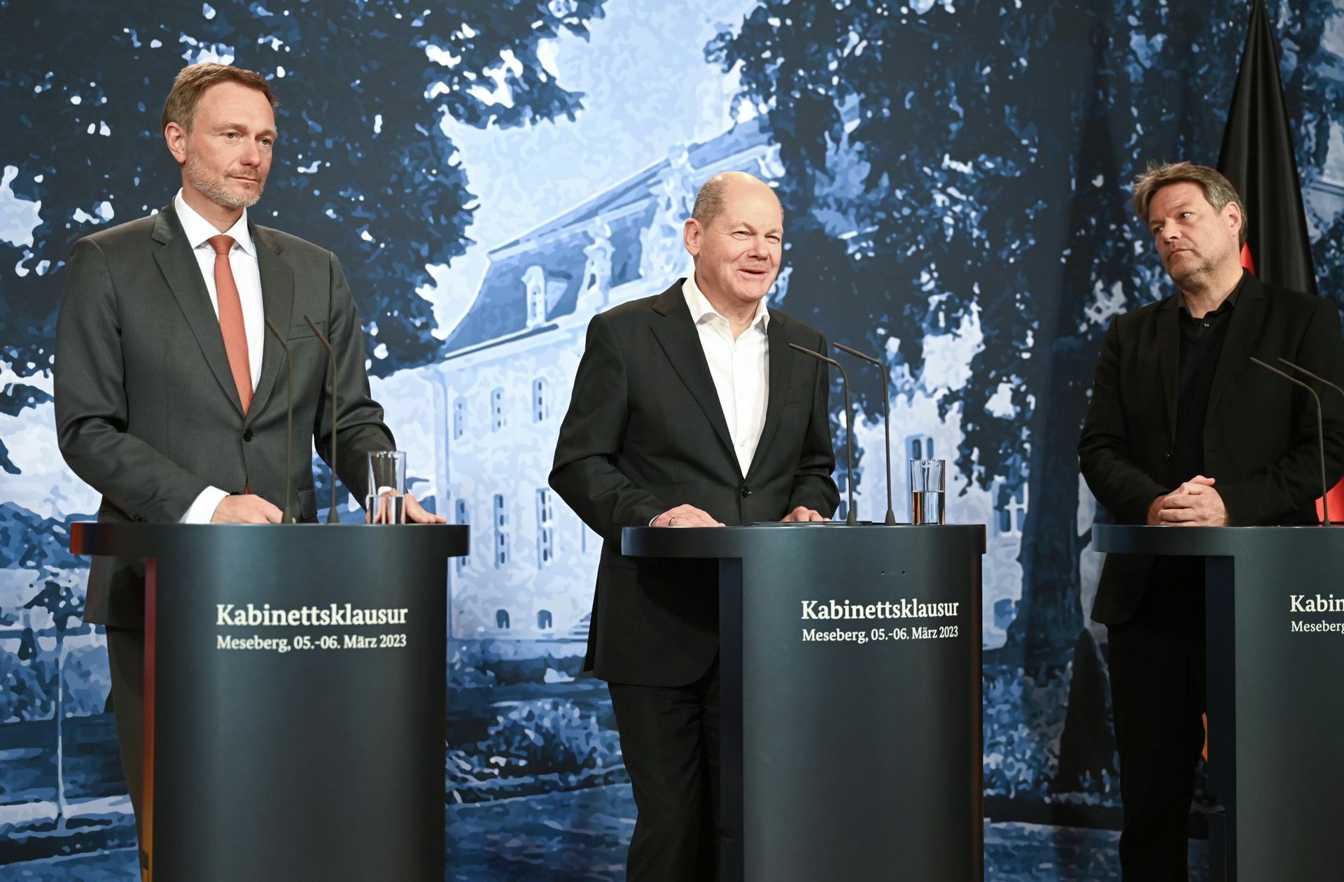 Sie demonstrieren Eintracht: Finanzminister Lindner, Kanzler Scholz und Wirtschaftsminister Habeck (von links) bei der Pressekonferenz nach der Tagung.