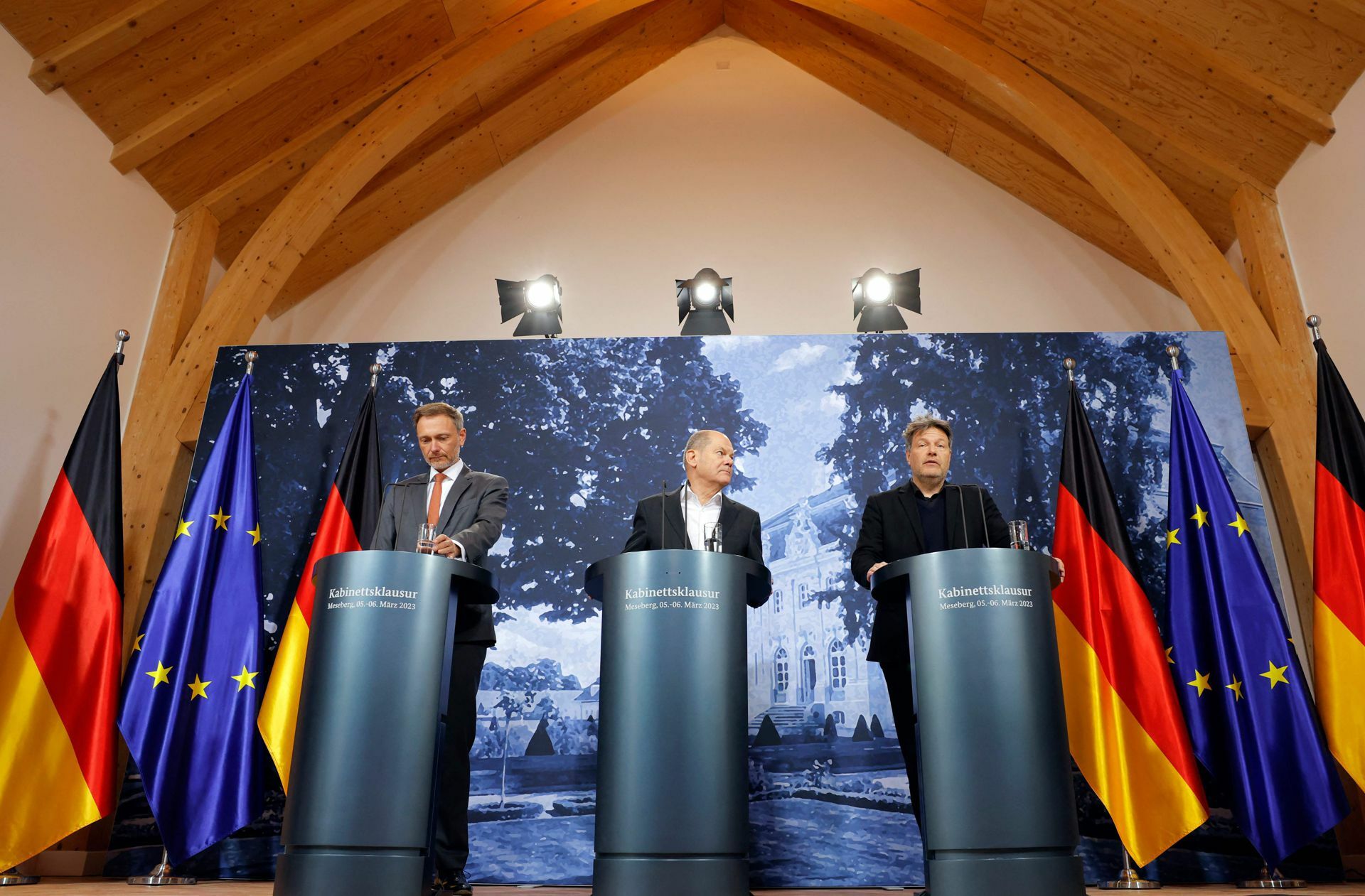 Sie demonstrieren Eintracht: Finanzminister Lindner, Kanzler Scholz und Wirtschaftsminister Habeck (von links) bei der Pressekonferenz nach der Tagung.