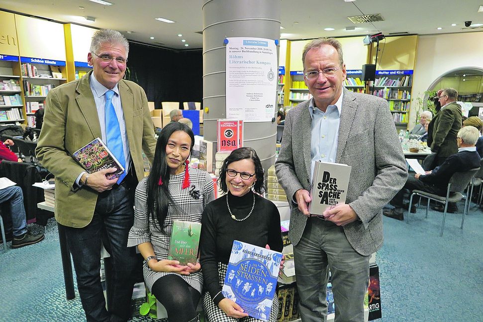 Ein eingespieltes Team beim Literarischen Kompass in der Buchhandlung Röhm: Andreas Heßelmann, Chinh Ngo, Susanne Heßelmann und Ulrich Röhm (von links). Bild: Groß