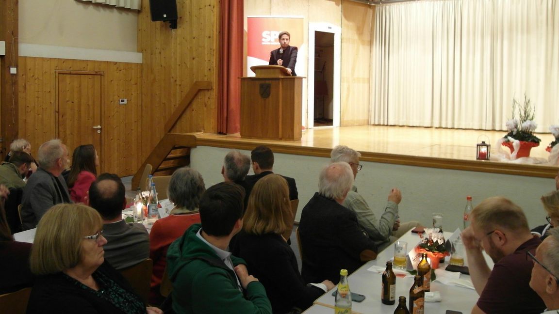 Große Resonanz in der Darmsheimer Turn- und Festhalle beim Auftritt von SPD-Generalsekretär Kevin Kühnert.