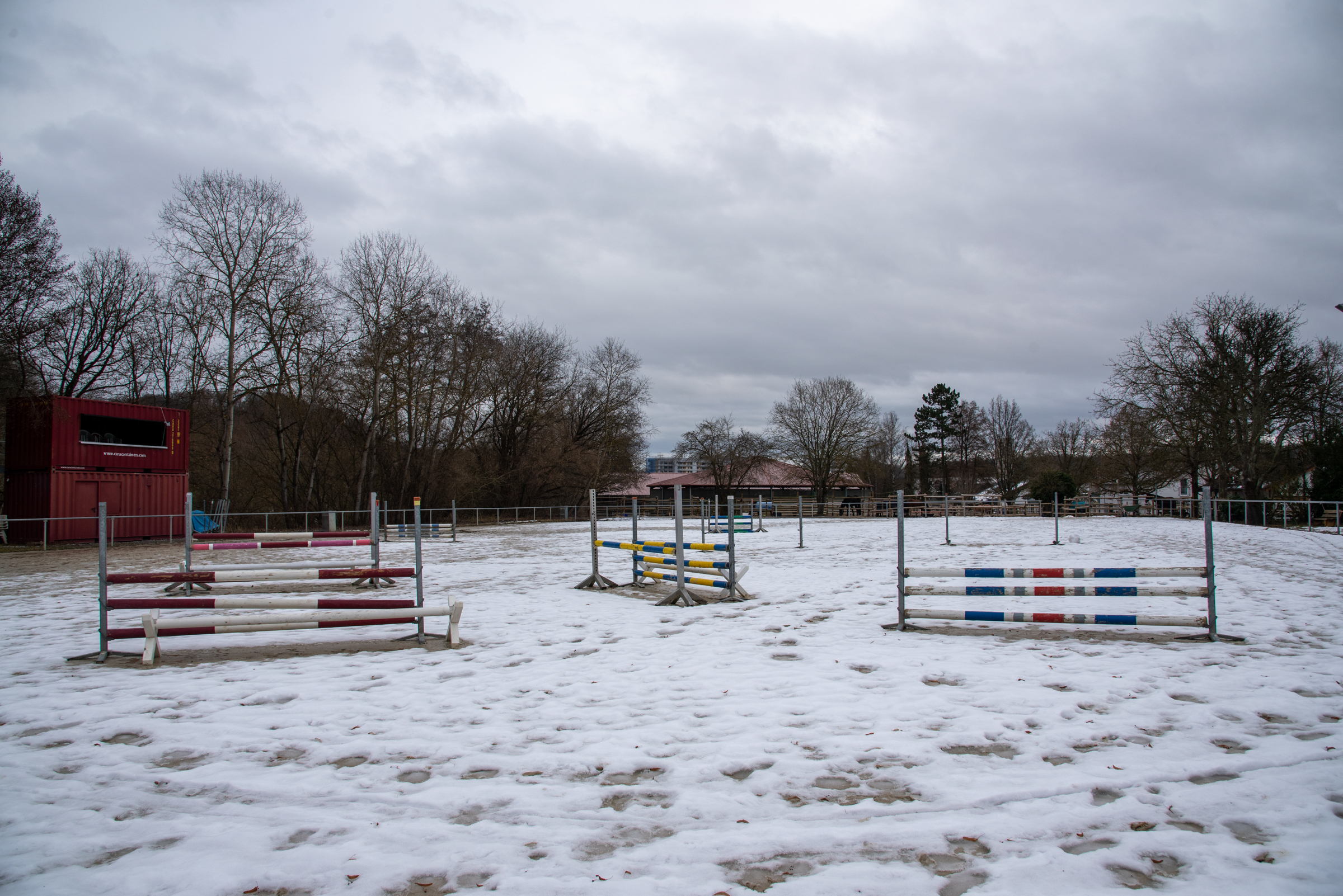 Der Außenreiterplatz ist schneebedeckt und verwaist. Bild: Nüßle
