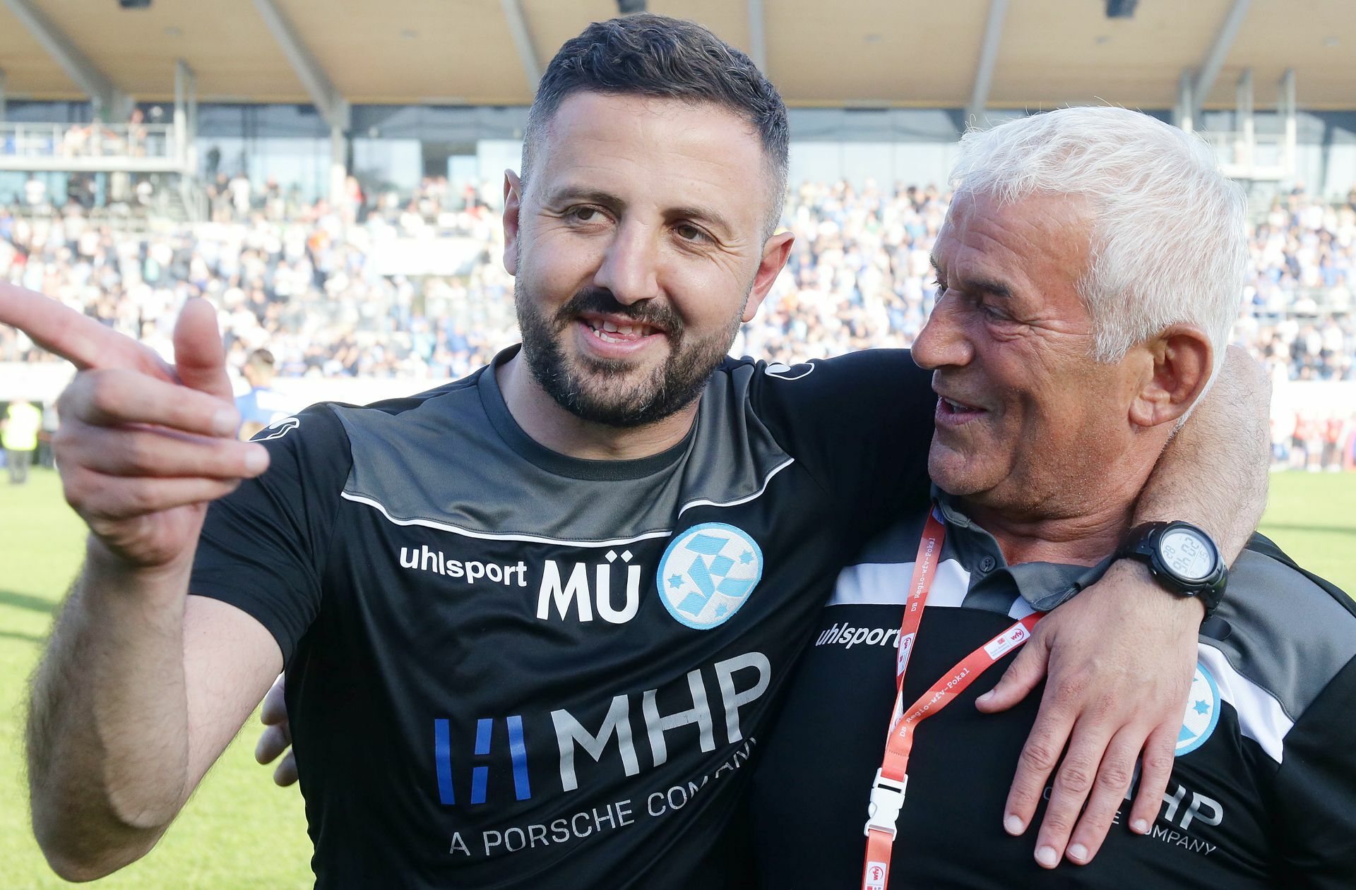 Kickers-Trainer Mustafa Ünal (li., mit Busfahrer-Legende Willi Mast) freut sich über den DFB-Pokal-Einzug, wo es in der ersten Runde nun gegen die SpVgg Greuther Fürth geht.
