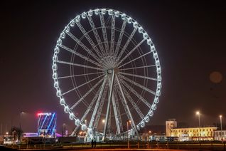Das Riesenrad "City Star" ist der Blickfang auf dem Flugfeld. Bild: Dettenmeyer