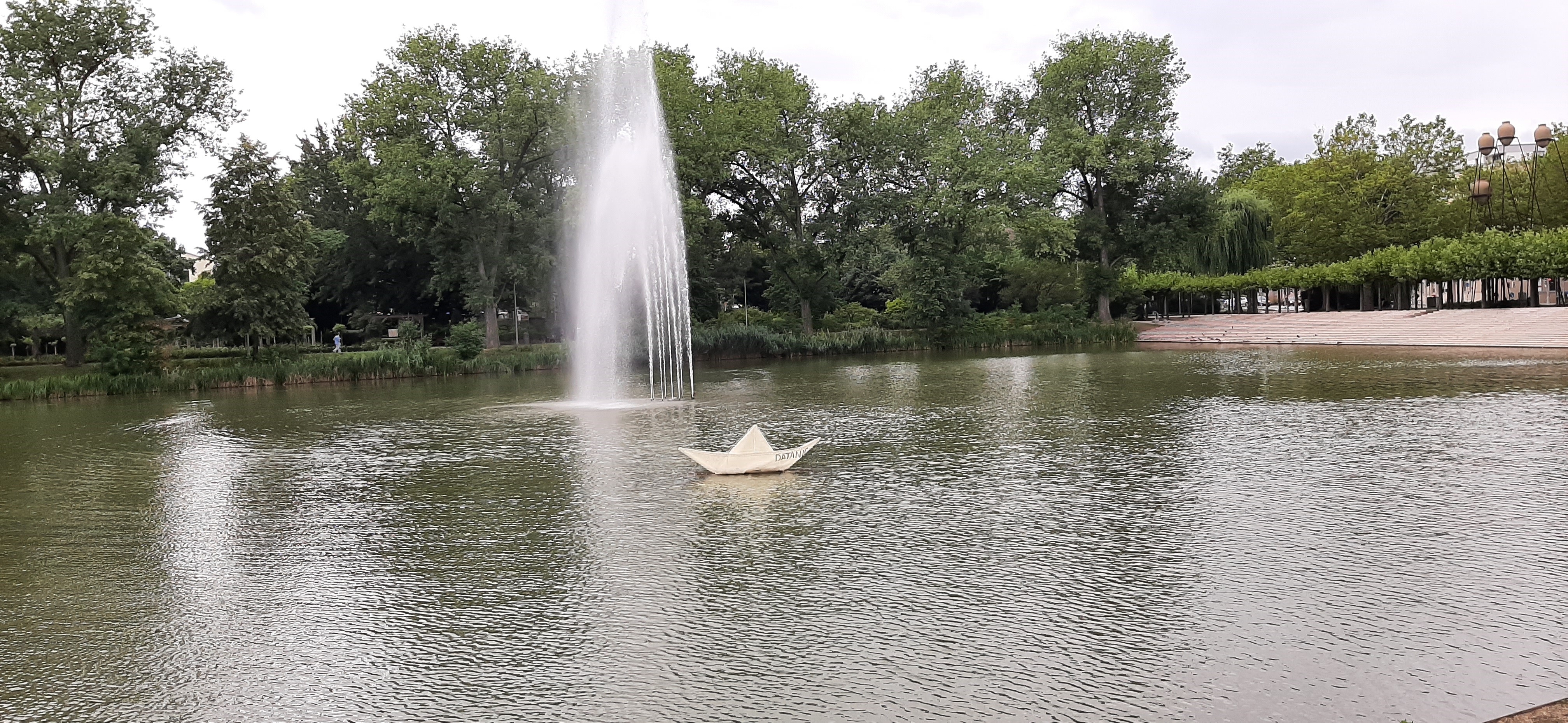 Das kleine Boot auf dem Unteren See in Böblingen ist Teil des DAT-Kunstprojekts. Bild: Elbers