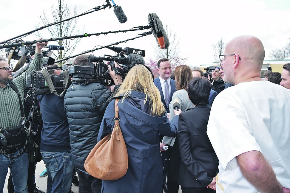 Gefragter Mann: Jens Spahn im Gespräch mit Krankenpflegerin Tanja Pardela.  Bilder: Krauter