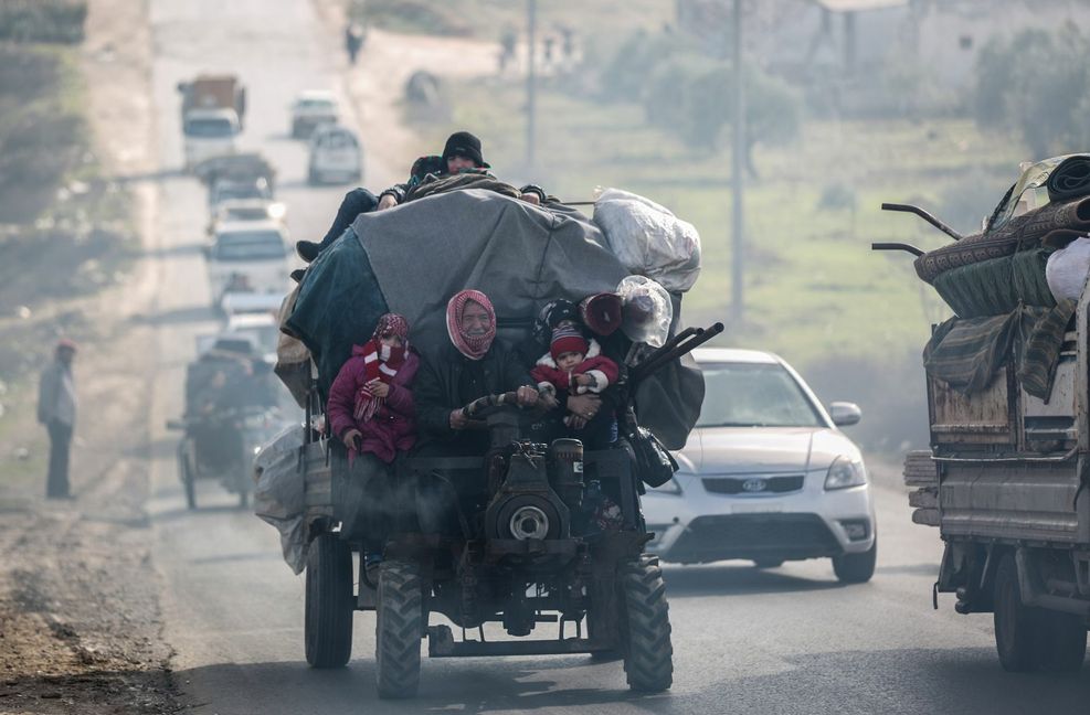 Syrer verlassen 2020  mit ihren Habseligkeiten Idlib. Idlib im Nordwesten Syriens ist die letzte große Rebellenhochburg des  Bürgerkriegslandes.