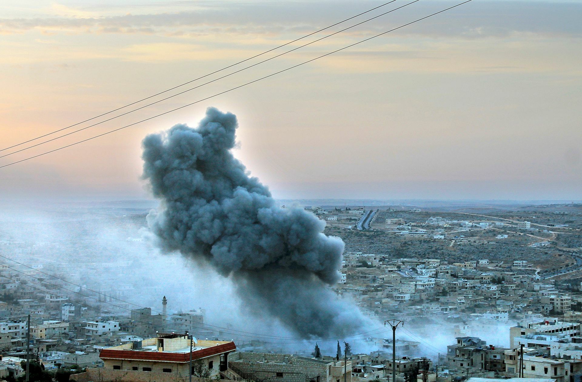 Eine Rauchwolke  nach einem russischen Raketeneinschlag in Aleppo im Jahr 2015.