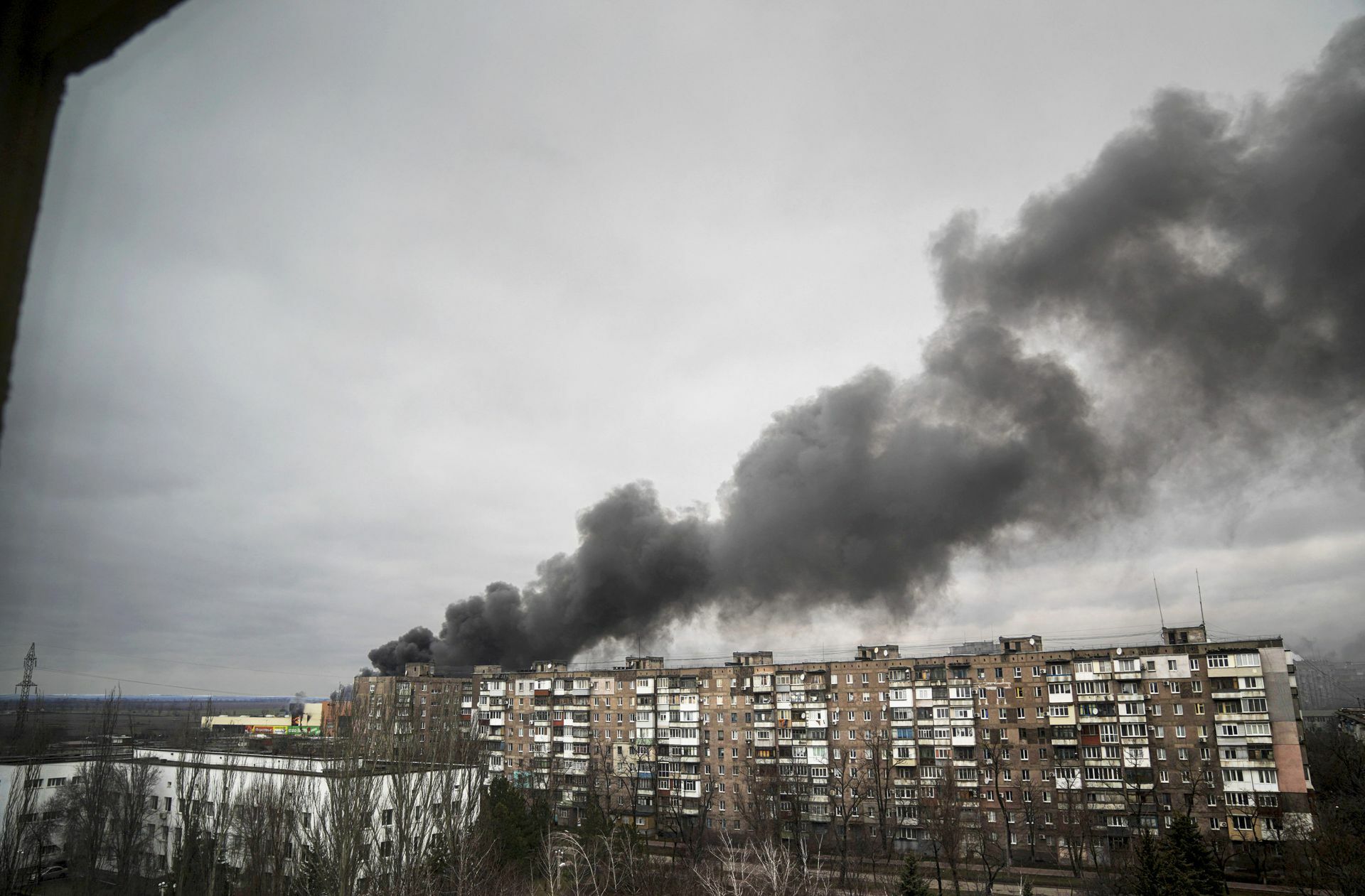 Rauch steigt auf nach russischem  Beschuss in Mariupol in der Ukraine.