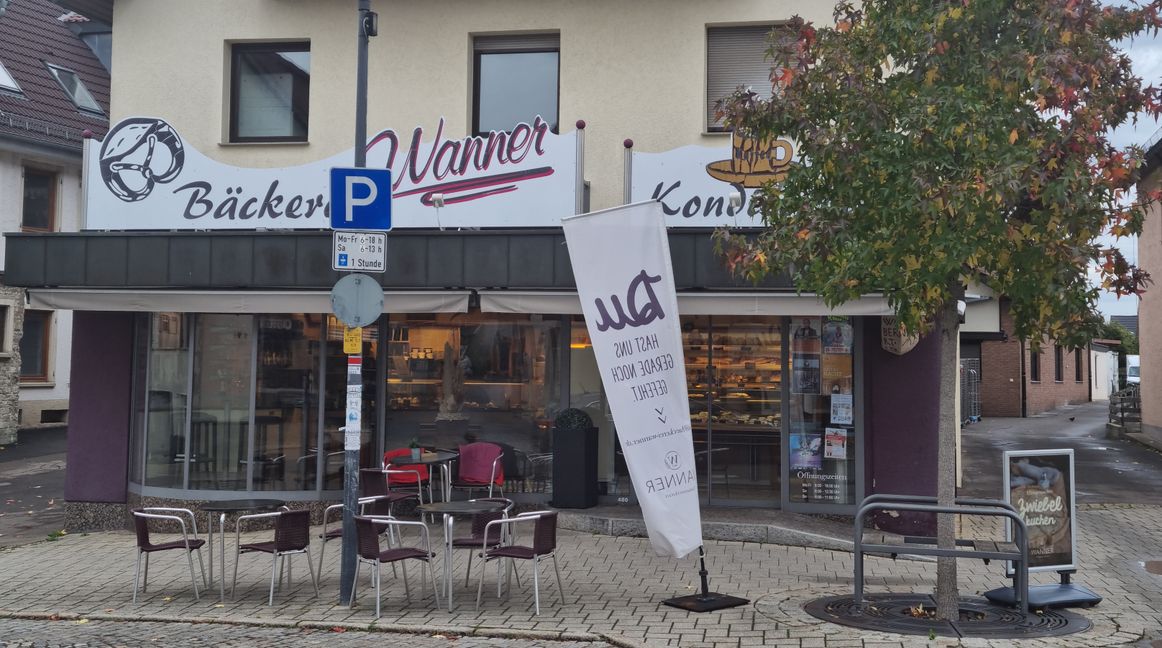 Die Bäckerei Wanner gibt es am Hiolzgerlinger "Bloo"seit  1812 und hat in den vergangenen 210 Jahren schon einige Krisen gemeistert. Deshalb ist Mit-Inhaberin Lilian Kienzle auch optiimistisch, dass der Familienbetrieb auch die aktuelle Energiekrise bewältigt bekommt. Bild: Hamann