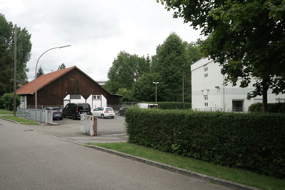 Bockstall (lonks) und Telekom-Technikgebäude: Wie es im Allmendweg weiter geht, ist derzeit völlig unklar. Bild: Heiden