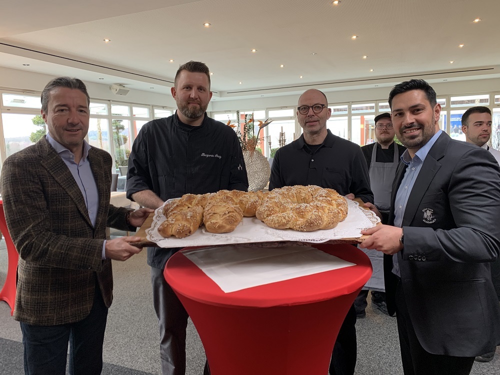 Schlüsselübergabe (Präsident Jürgen Schmidt, Benjamin Stretz, Bernd Gürtler und Marcel Gallmayer (von links). Bild: z