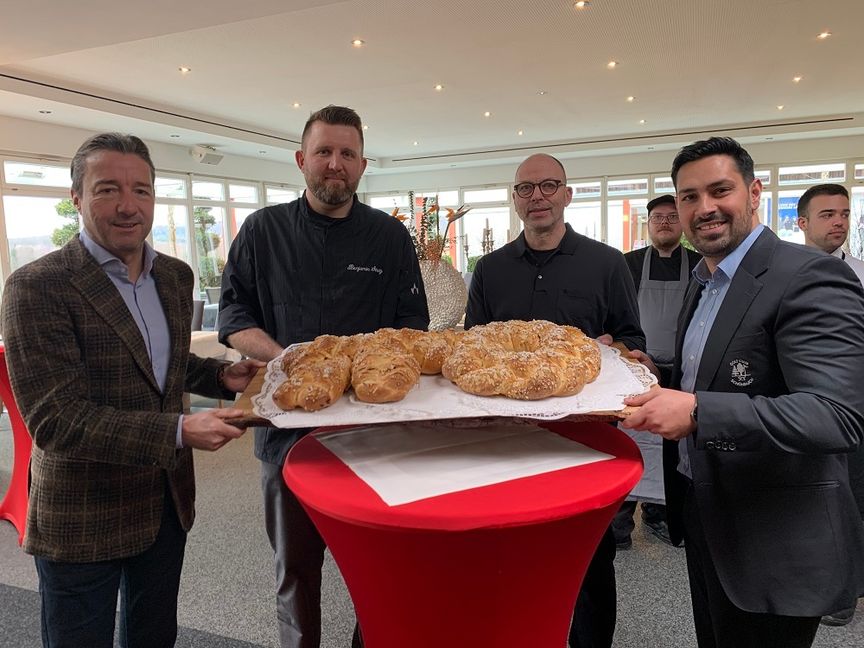 Schlüsselübergabe (Präsident Jürgen Schmidt, Benjamin Stretz, Bernd Gürtler und Marcel Gallmayer (von links). Bild: z