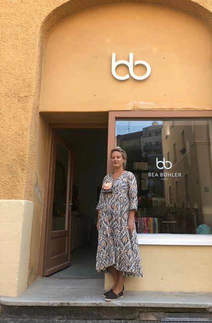 Bei Designerin  Bea Bühler gibt es passende Taschen zum Dirndl und seit neuestem auch Mundnasenschutz aus Trachtenstoff, www.beabuehler.com.