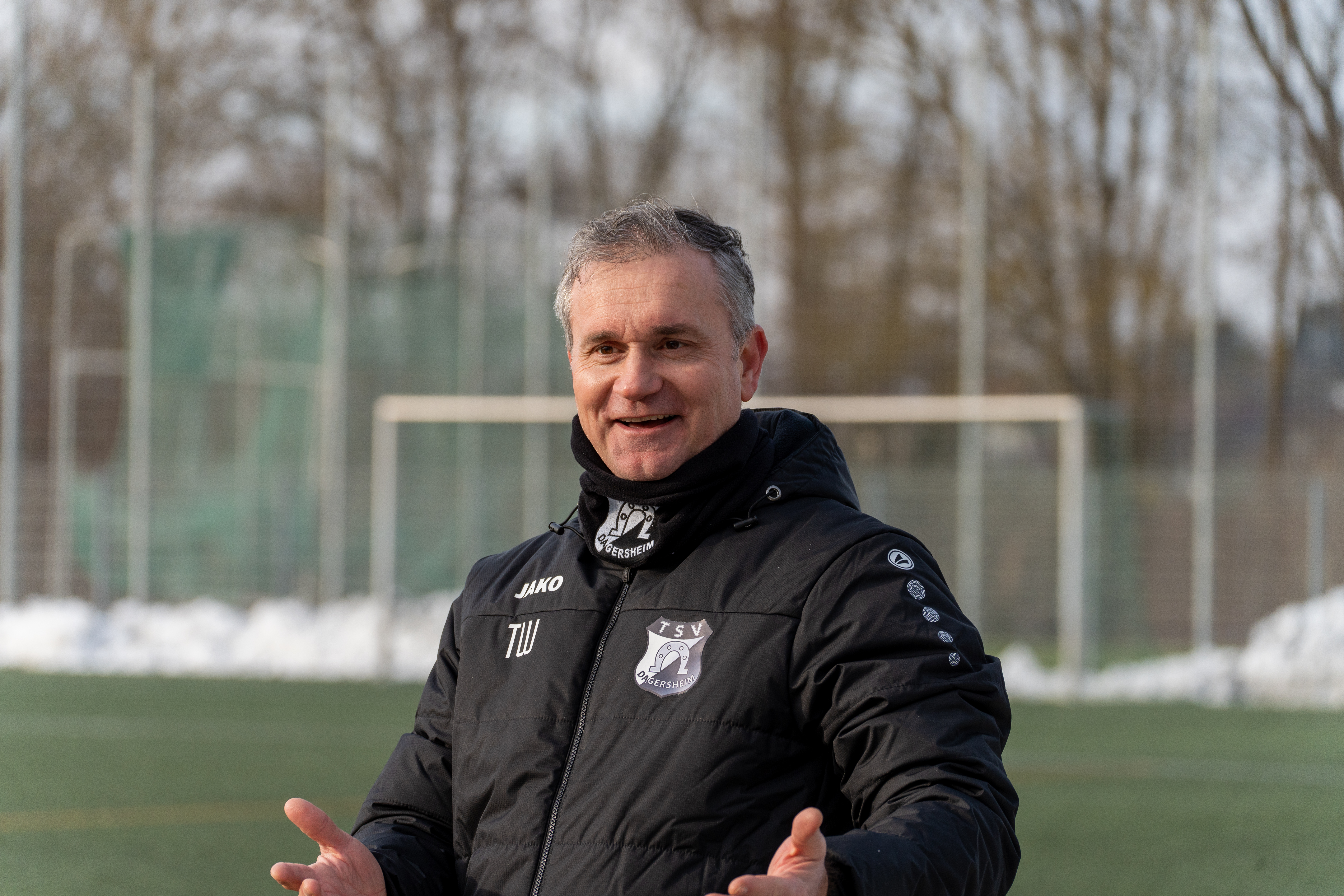 nach dem ersten Sieg ist bei Trainer Thomas Wohland und dem TSV Dagersheim das Lächeln zurück. Bild: MarcoxARTS