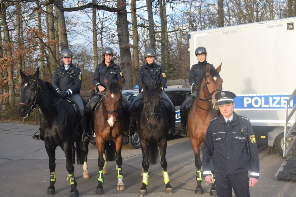 Hoch zu Ross : Roman Kayser (auf Wotan), Henning Frank (Carlos), Michaela Löber (Young), Lisa Pscheidl (Bolero) von der Polizei-Reiterstaffel und Einsatzleiter Hans Hecker (von links).  Bild: Krauter