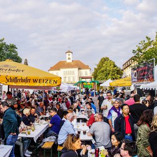 Es ist Schlemmermarkt. Es  darf wieder getafelt werden. Bild: Dettenmeyer/A