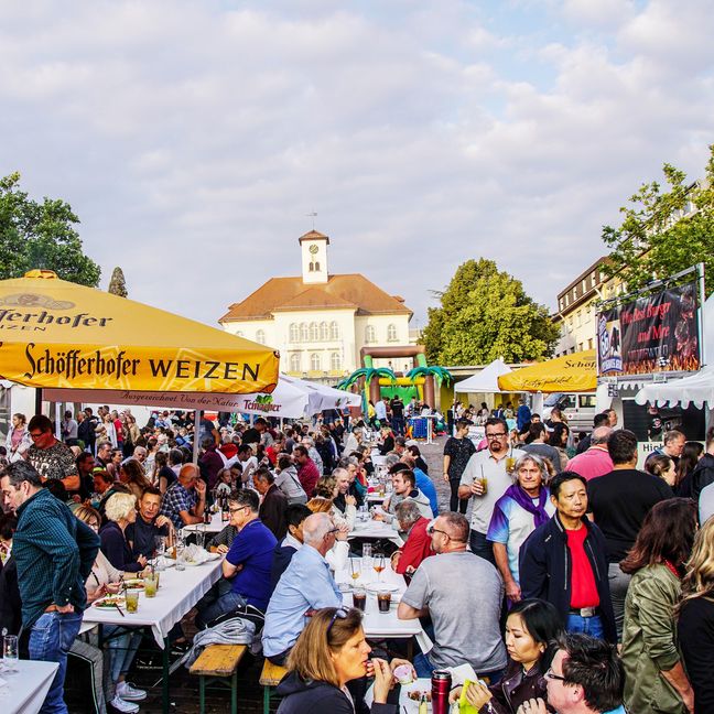 Es ist Schlemmermarkt. Es  darf wieder getafelt werden. Bild: Dettenmeyer/A