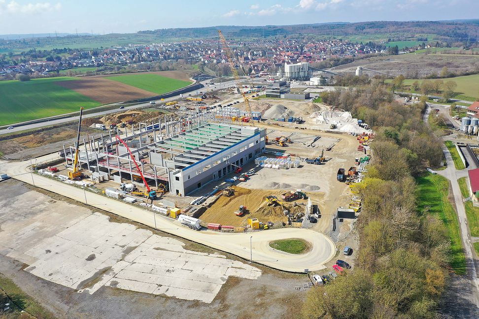 Aus der Vogelperspektive: Die Amazon-Baustelle im Gewerbegebiet Häslach vor den Toren Darmsheims. Das neue Verteilzentrum des amerikanischen Online-Händler soll im Herbst 2021 eröfnet werden Bild: Dettenmeyer