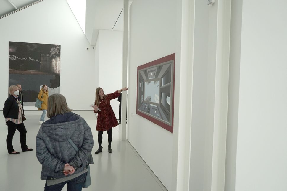 Führung im Schauwerk zu den Bildern von Ben Willikens. Bild Heiden