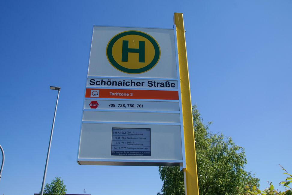 Wie spät ist es? Wann kommt der Bus? Was gilt derzeit beim Einsteigen? Darüber informieren die neuen Anzeigetafeln an einigen Bushaltestellen in Böblingen.  Bild: Dettenmeyer