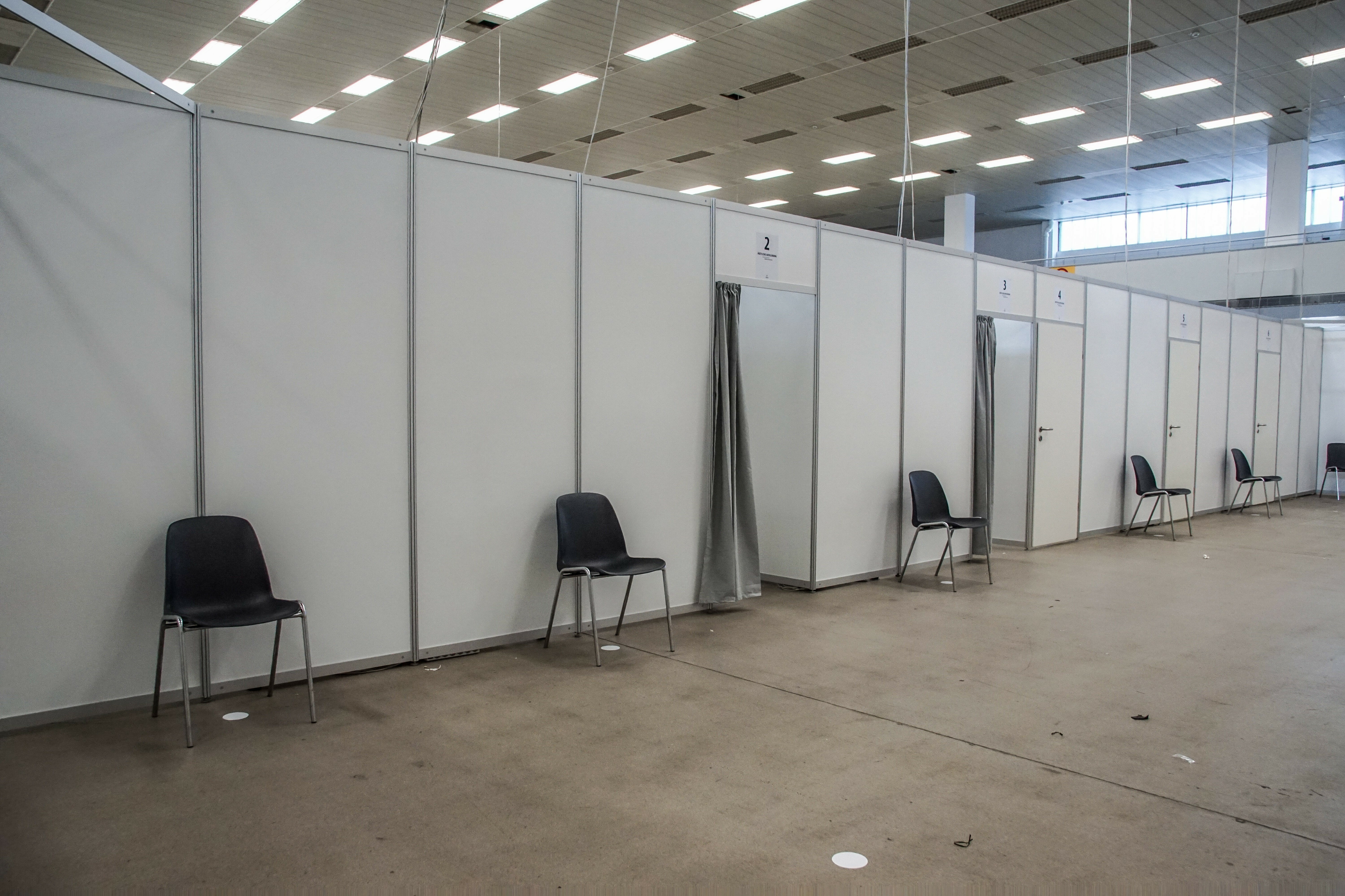Noch sind die vorbereiteten Kabinen in der Sindelfinger Messe nicht in Betrieb. Frühestens ab Mitte Februar soll es dort Impfungen geben. Bild: Dettenmeyer