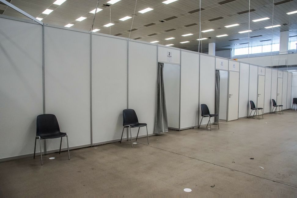 Noch sind die vorbereiteten Kabinen in der Sindelfinger Messe nicht in Betrieb. Frühestens ab Mitte Februar soll es dort Impfungen geben. Bild: Dettenmeyer