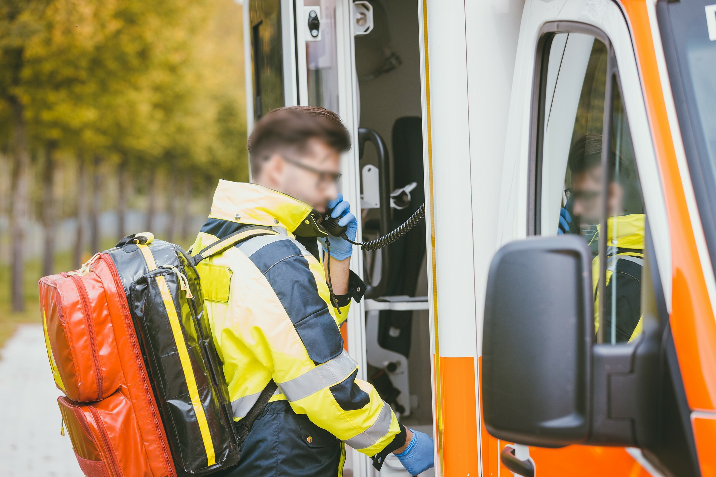 Ein Rettungssanitäter aus dem Kreis Böblingen berichtet über unhaltbare Zustände bei der Erreichbarkeit des ärztlichen Bereitschaftsdienstes. Bild: Kzenon/Adobe Stock
