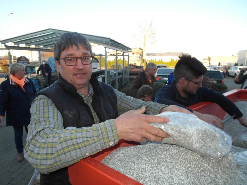 Die Landwirte Martin Schmid und Micha Ott (von links) füllen beim Discounter gekauften Dünger, der eigentlich für Hobbygärtner gedacht ist, in den Traktor, um damit Weizenfelder zu versorgen - bei den wesentlichen Komponenten Phosphor, Stickstoff und Kalium unterscheidet sich der Schnäppchen-Dünger so gut wie nicht von der beim Großhändler teureren Ware.   Bild: Staber