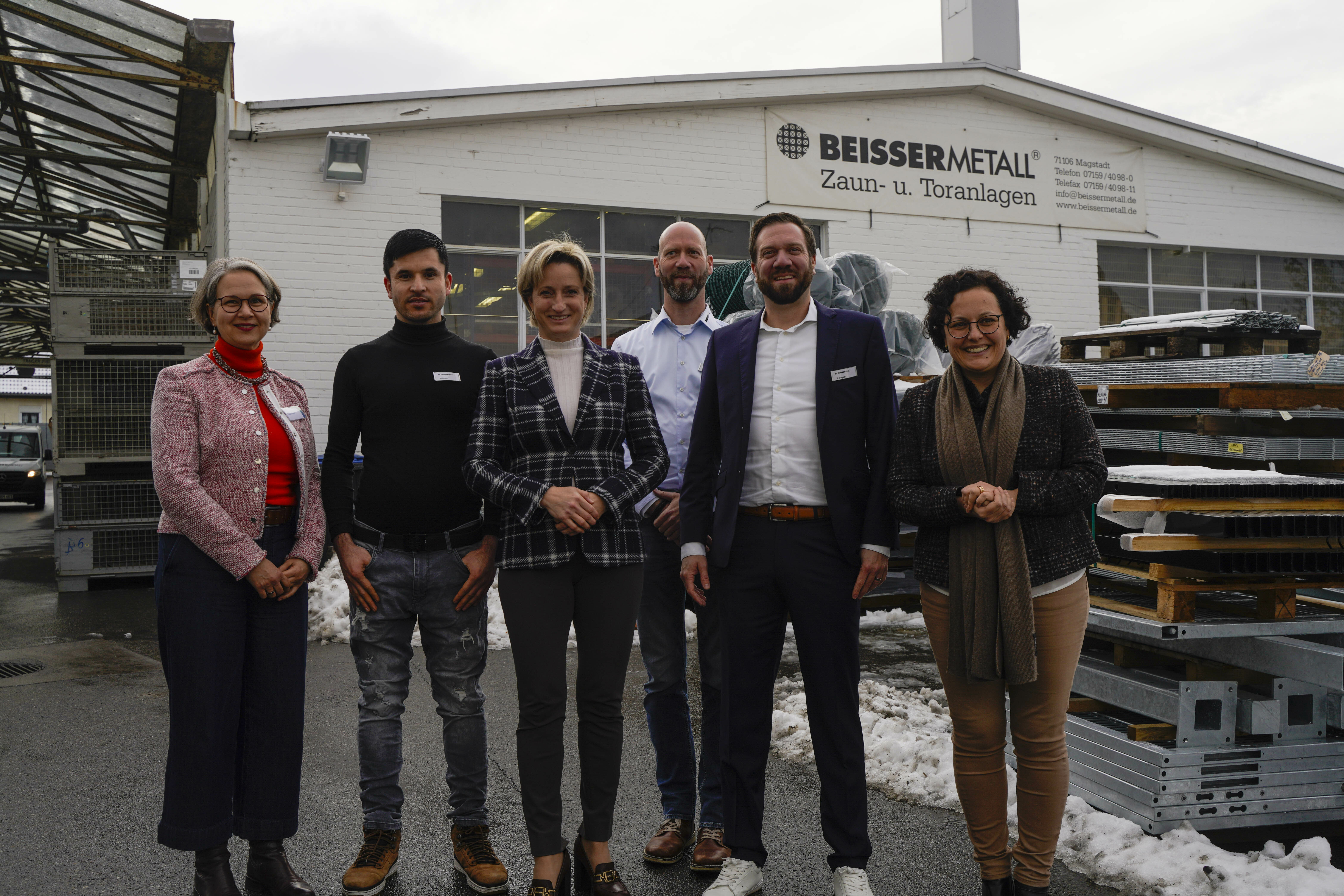 Gemeinsames Gruppenbild bei Beisser Metall (von links): Tanja Laabs, Yousaf Momand, Dr. Nicole Hoffmeister-Kraut, Michael und Jan Pogadl und Marion Oker.