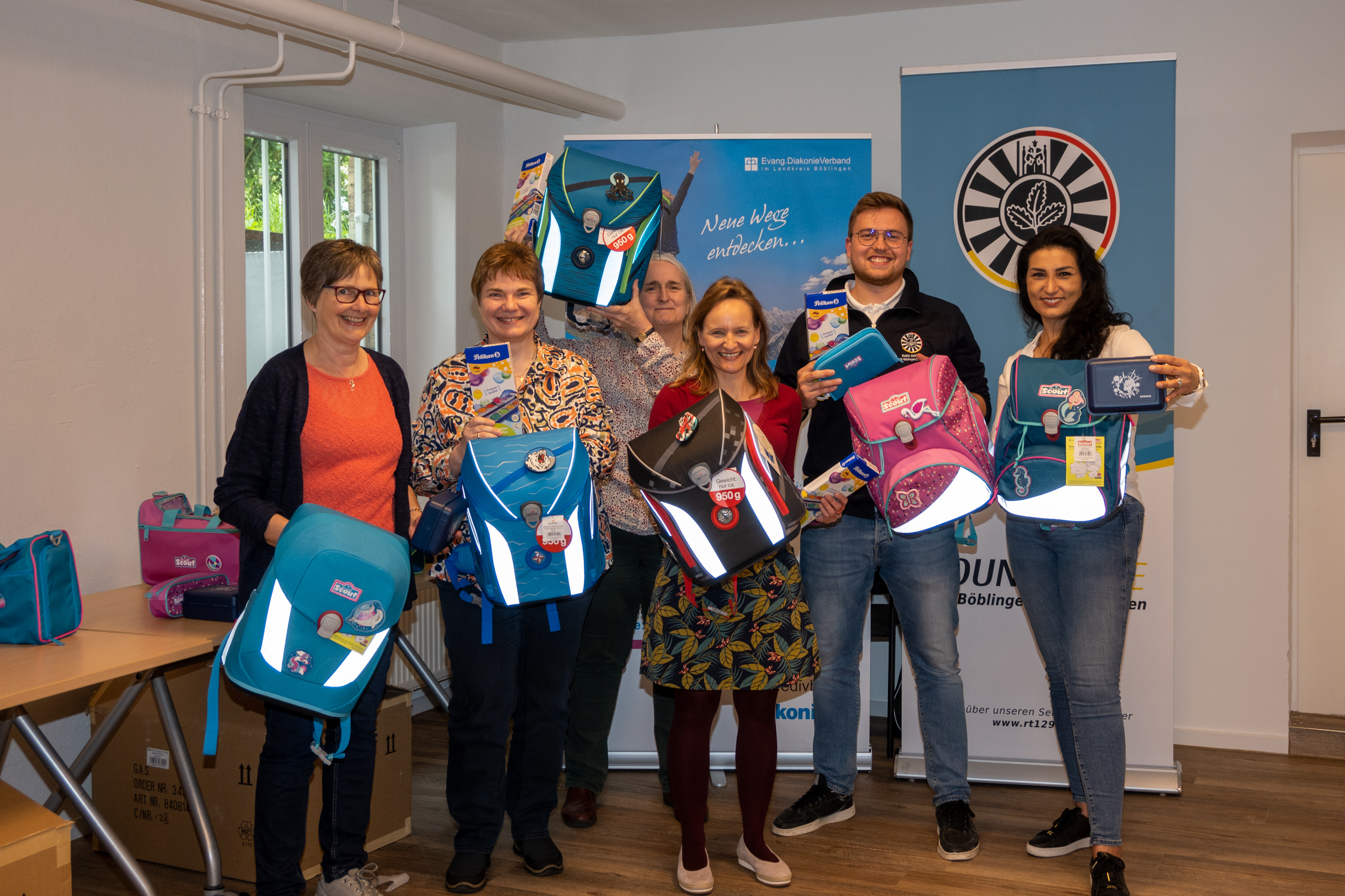 Gesine Epple, Martina Kopp, Sabine Langensiepen, Manuela Weis (alle Diakonie Böblingen) und Robin Zellhöfer (Roundtable) und Eftalia Kaitatzidis (BW Bank) bei der Schulranzenaktion für Kinder aus einkommensschwachen Familien. Bild: Nüßle