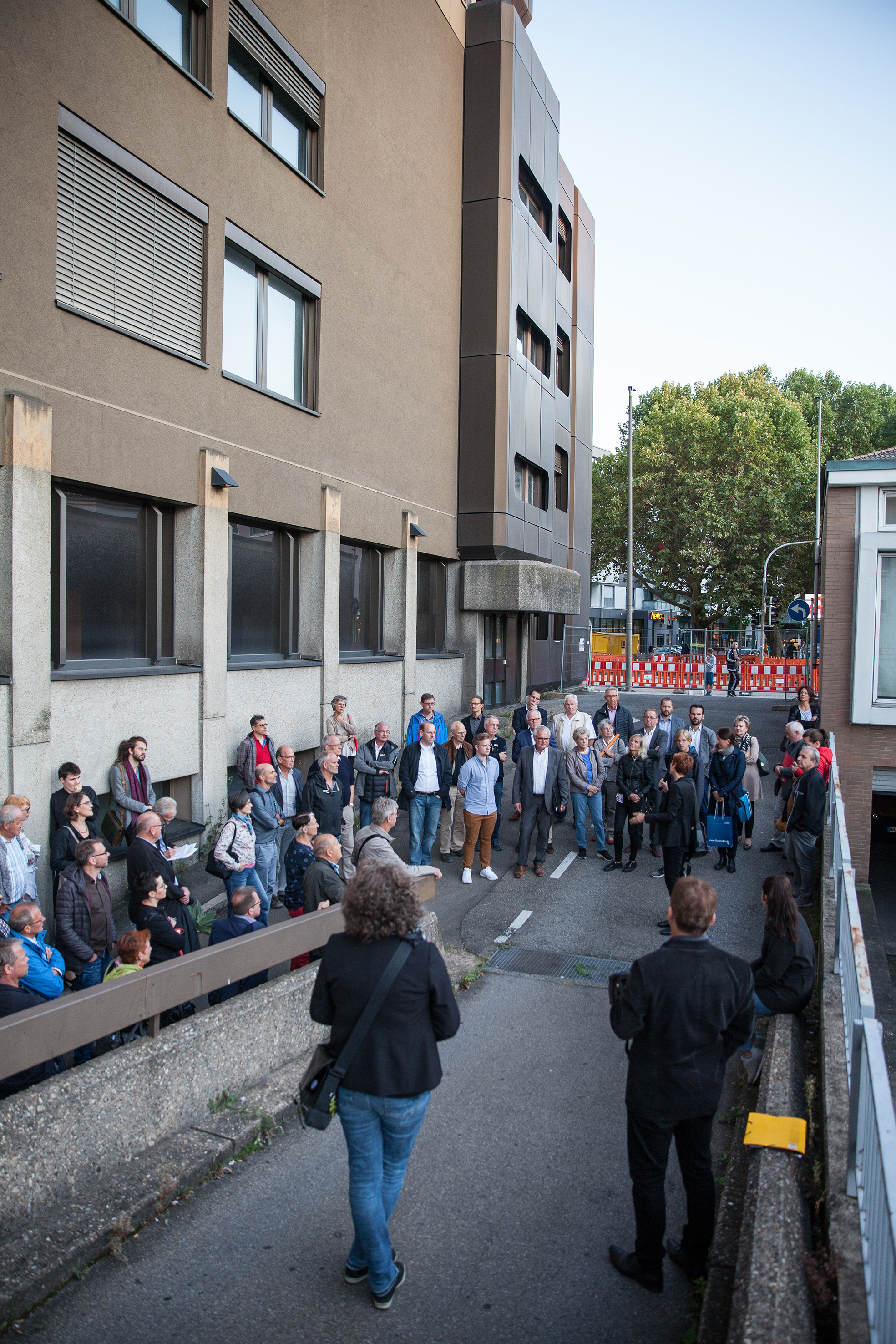 Gemeinderäte und Verwaltungsspitze bei der Alten Volksbank.  Bild: Fotoknobi