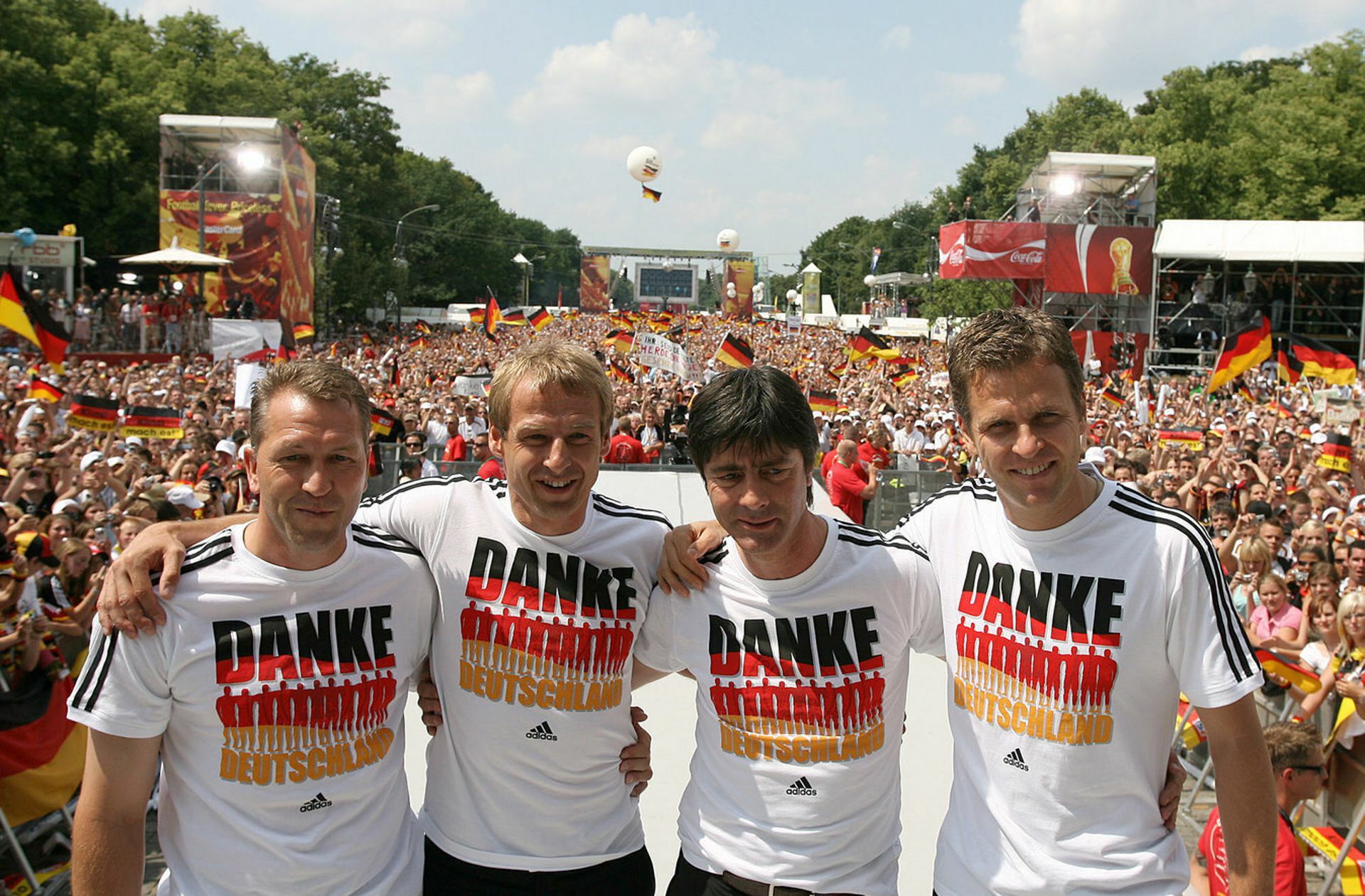 Und schnell kam der erste Erfolg: Nach dem dritten Platz bei der Heim-WM 2006 ließ sich Löw zusammen mit Torwart-Trainer Andreas Koepke, Bundestrainer Jürgen Klinsmann und Team-Manager Oliver Bierhoff für das berühmte Sommermärchen feiern. Foto: dpa