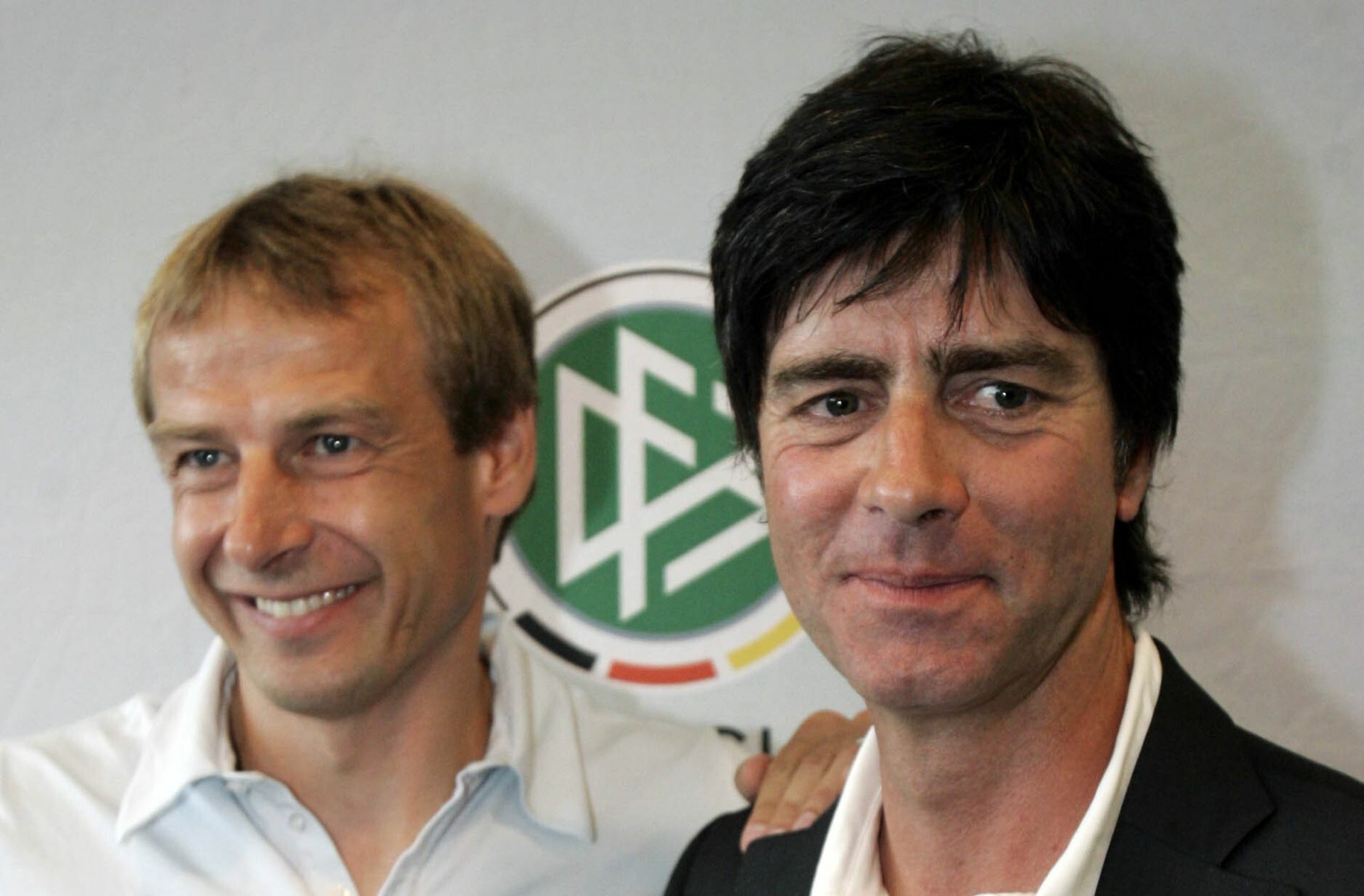 Wenige Zeit später gab Klinsmann seinen Rücktritt bekannt und präsentierte Löw als seinen Nachfolger. Foto: dpa/Frank Rumpenhorst