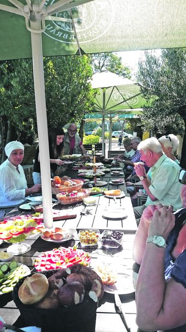 Zum Abschluss wurde in der Viehweide noch einmal ein Frühstück für alle Bewohner des Stadtteils serviert. Bild: z