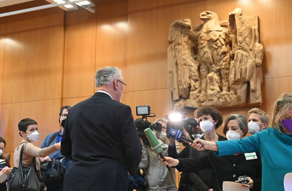 Landesminister Joachim Herrmann im Saal
Foto: dpa/Uli Deck