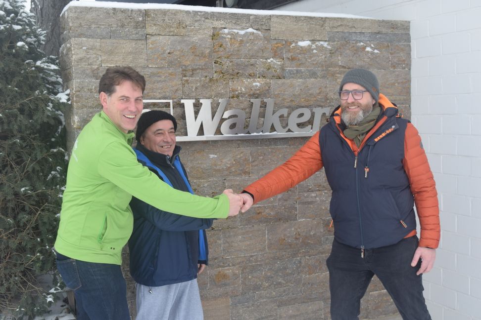 Christoph Walker (links) und Andreas Walker (rechts) bedanken sich bei Julio Pinto Fernandes für die jahrzehntelange Treue.