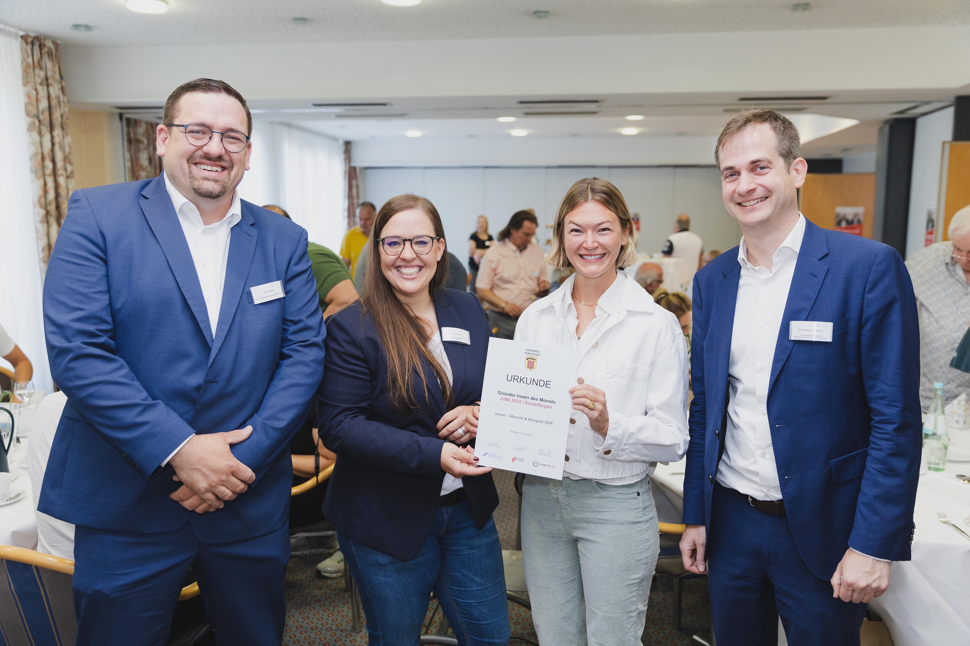 Felix Rapp, Geschäftsführer Wirtschaftsförderung Sindelfingen GmbH (links) und Dr. Sascha Meßmer, Wirtschaftsförderer des Landkreises Böblingen; gratulieren den Gründerinnen des Monats Juni, Jasmin Albrecht (zweite von links) und Lena Mangold.