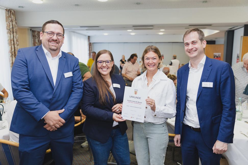Felix Rapp, Geschäftsführer Wirtschaftsförderung Sindelfingen GmbH (links) und Dr. Sascha Meßmer, Wirtschaftsförderer des Landkreises Böblingen; gratulieren den Gründerinnen des Monats Juni, Jasmin Albrecht (zweite von links) und Lena Mangold.