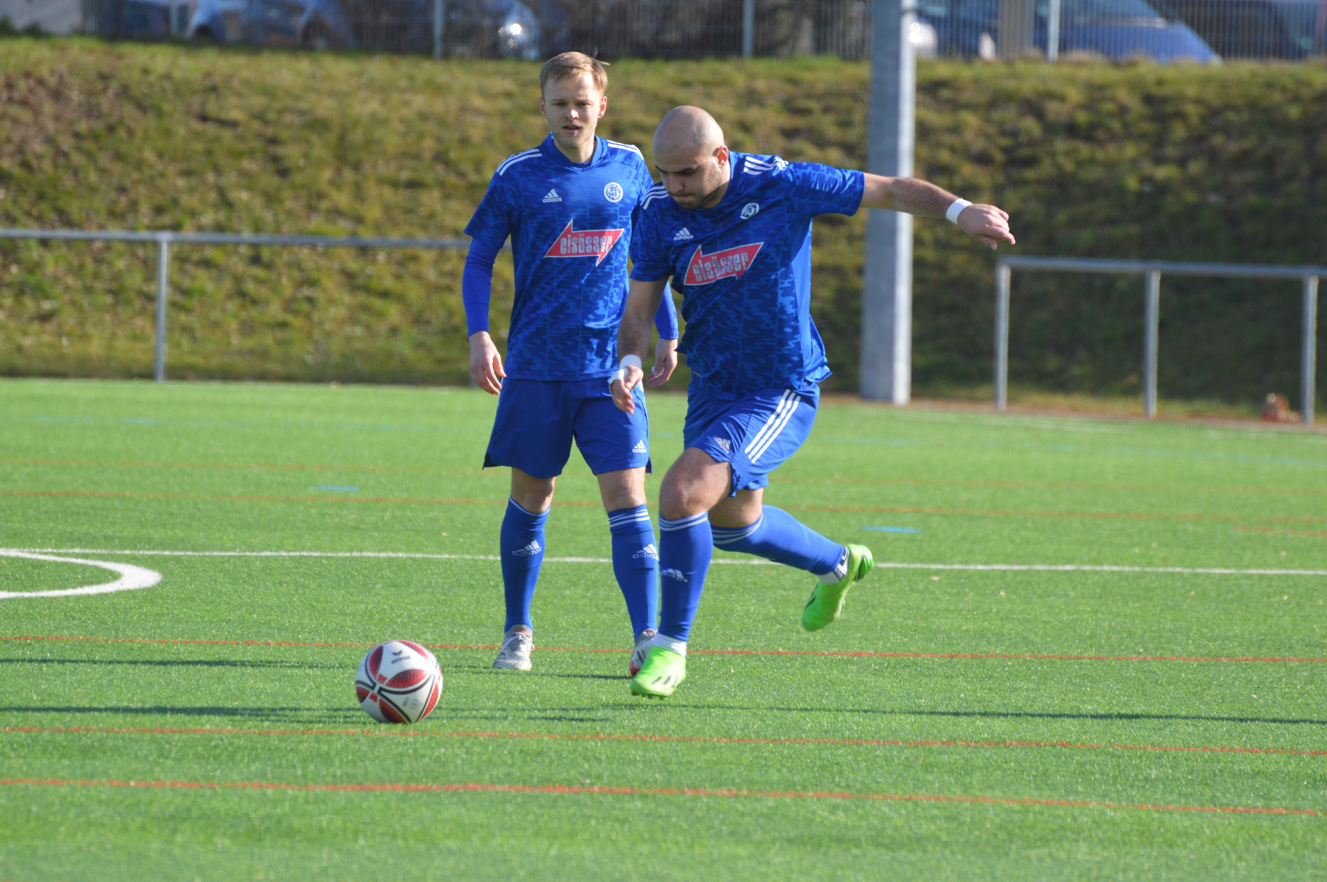 Ob VfL-Kapitän Florian Feigl morgen Nachmittag gegen den TSV Essingen aus nächster Nähe die Freistöße von Endrit Syla bewundern kann, ist noch nicht sicher. Bild: Zvizdiç