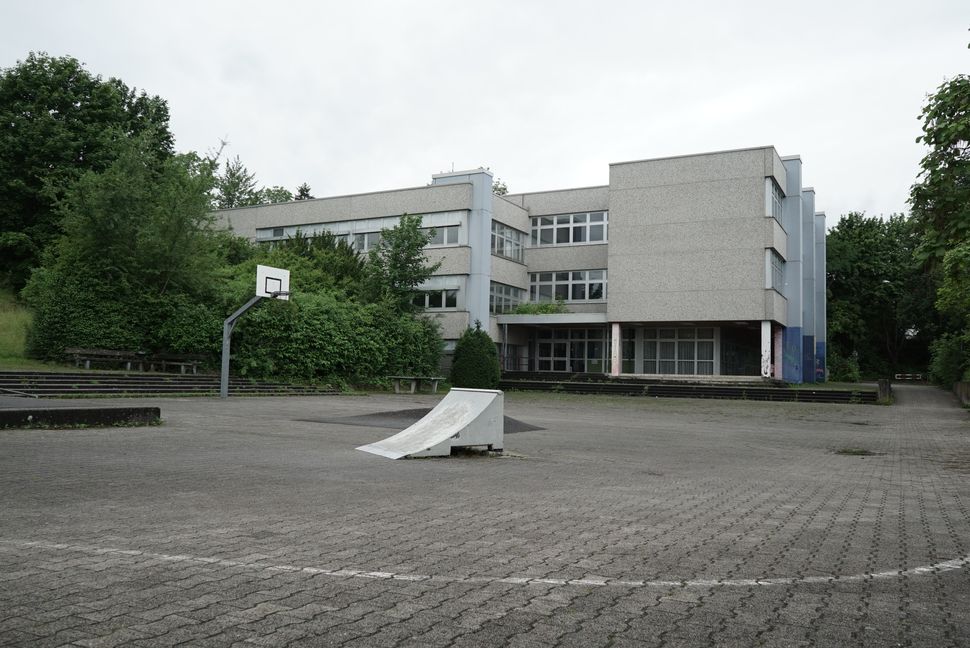Das asbestbelastete Rappenbaum-Schulgebäude soll abgerissen werden. Ob dort ein Schulneubau hinkommt, ist noch offen. Bild: Heiden