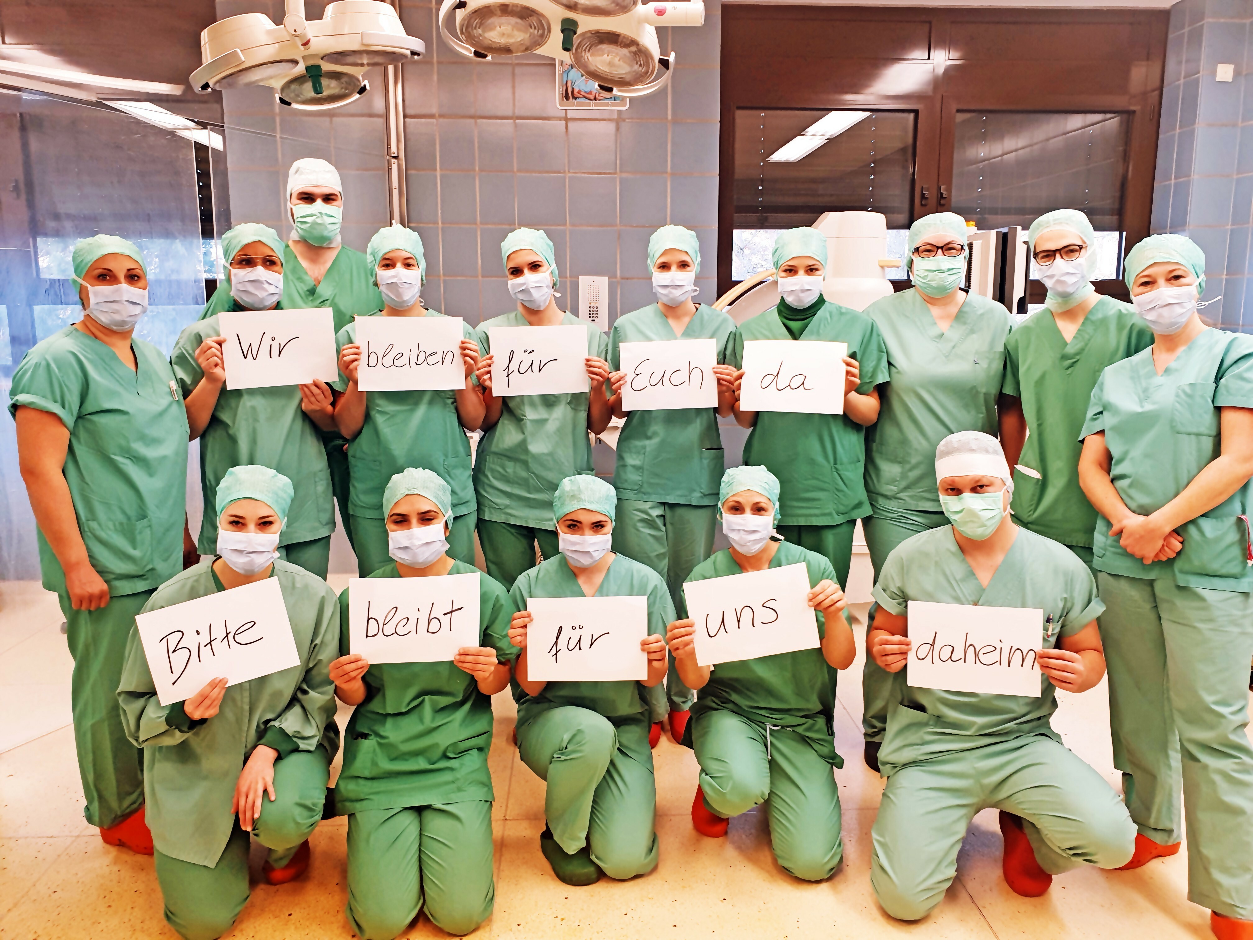 Das OP-Team der Kliniken Sindelfingen startet stellvertretend für alle Mitarbeiter des Klinikverbundes Südwest Aufruf: „Wir bleiben für Euch da, bitte bleibt für uns zu Hause.“ Bild: z