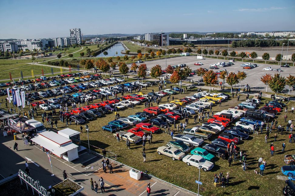 Viel los beim Saison-Abschluss der Motorworld auf dem Flugfeld. Bild: Dettenmeyer