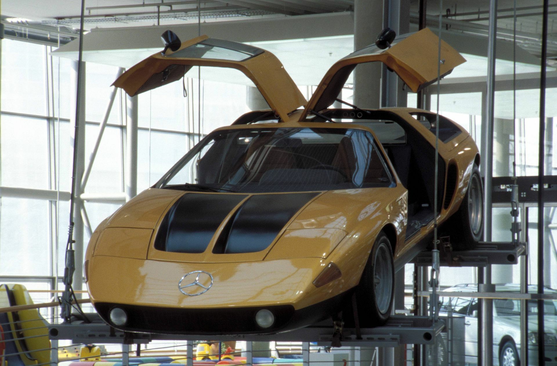 Die C 111-Serie bestand aus Prototypen und Experimentalfahrzeugen in den 1960er und 1970er Jahren. Mercedes-Benz experimentierte damals mit neuartigen Motoren und Kunststoffkarosserien. Experimentiert wurde mit  Wankel- und Dieselmotoren.