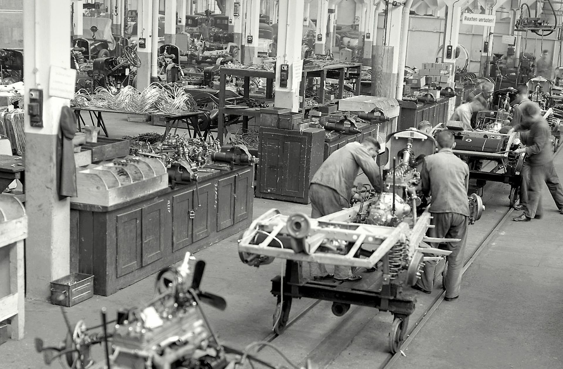 <b>1925: </b>Chassis-Montage in Untertürkheim in schwierigen Zeiten. Die deutschen Autobauer kämpften in dieser Zeit um ihre Existenz. Die Marke verlor dramatisch an Wert.