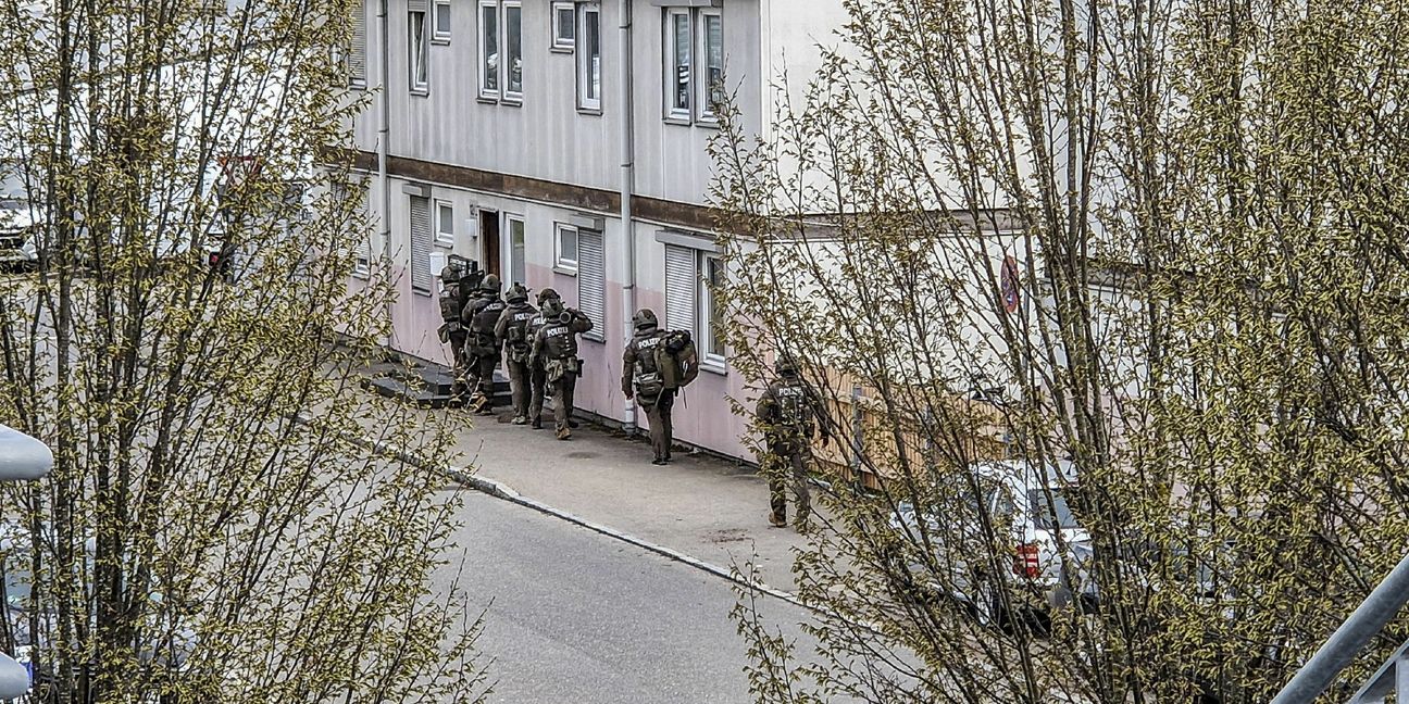 SEK-Einsatzkräfte betreten die Unterkunft in der Sindelfinger Weiherstraße. Dort nehmen sie die Tatverdächtige fest. Bild: Dettenmeyer